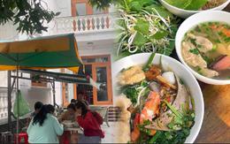 Quán hủ tiếu nằm trong biệt thự ở TP.HCM: Giá 30.000 đồng/bát, chỉ bán đúng 4 tiếng nhưng gần 30 năm vẫn đông khách