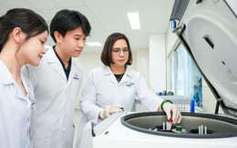 Không đứng trước bàn mổ, vẫn có thể bước vào trung tâm của y học hiện đại