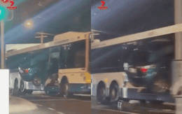 Ô tô lao lên không trung, "cắm" thẳng vào hông xe buýt đang chạy trên đường: Hiện trường khiến ai cũng sững sờ