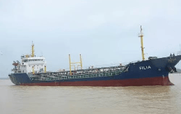 Đang chở hơn 650 tấn dầu, một tàu Trung Quốc bị chặn bắt giữa biển sau khi bị theo dõi cả tuần