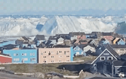 Hàng triệu tấn băng khổng lồ bất ngờ lật úp tại Di sản Thế giới Greenland, cuộn sóng biển dâng cao tạo cảnh tượng khó tin