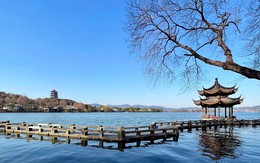 Cảnh tượng mưa lớn ở Tây Hồ khiến nhiều người bất ngờ, thốt lên: Không tin vào mắt mình