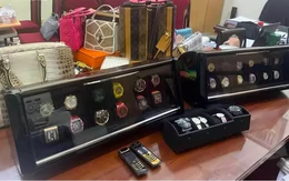 Thu loạt xe sang, hàng chục đồng hồ xa xỉ, túi xách hàng hiệu tại nhà bạn gái của Mr Pips