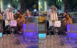 Clip cậu bé bán kẹo mua ủng hộ cụ ông bán vé số khiến dân mạng chảy nước mắt
