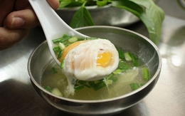 Bé trai 5 tuổi nôn mửa, sốt cao nguy kịch sau khi ăn món trứng bồi bổ từ bà nội