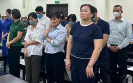 Nhóm cựu cán bộ Sở Y tế Hà Nội hầu tòa vì nhận hối lộ để cấp phép cho 686 phòng khám, tiệm thuốc