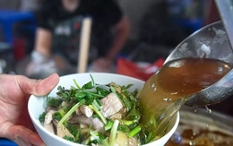 Chủ hàng phở nói lý do 'neo' giá cao dù xăng dầu giảm liên tiếp
