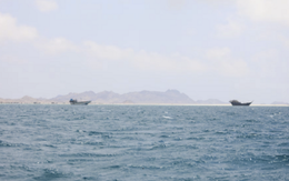 Tàu chở dầu bất ngờ trúng vật thể lạ ngoài khơi Oman
