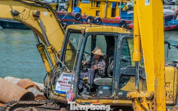 Người lao động vất vả bám trụ mưu sinh giữa trời nắng thiêu đốt
