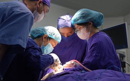 Nuốt miếng cơm to để chữa hóc xương cá, người đàn ông thủng thực quản
