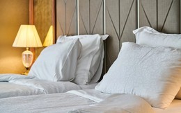 Vì sao chỉ có giường đôi nhưng khách sạn "hào phóng" bày tận 4 chiếc gối? Hóa ra không chỉ để gối đầu như nhiều người nghĩ
