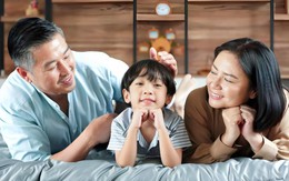 Một hành động thể hiện sự tự hào của cha mẹ với con cái nhưng chính con cái lại cảm thấy khó chịu vô cùng!