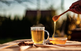 Người đàn ông ngày nào cũng uống nước mật ong, 1 năm sau đi khám, bác sĩ thốt lên ‘uống sai cách rồi’