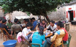 Con đỗ đại học, bố mẹ mời cả làng ăn mừng nhưng một câu nói của hàng xóm khiến cả nhà chạnh lòng