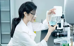 Phú bà livestream bán mặt nạ kiếm trăm tỷ, quá khứ bị phốt "làm màu" trong phòng thí nghiệm