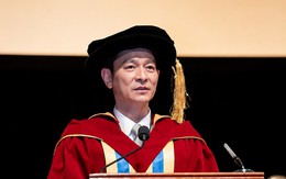 Thiên vương Lưu Đức Hoa nhận bằng tiến sĩ ở tuổi 64, trường đại học khẳng định: “AI không thể thay thế anh ấy”