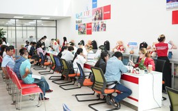 Đông đảo thí sinh và gia đình đến UEF hoàn tất thủ tục nhập học