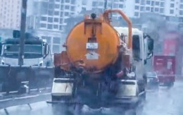 Xe bồn xả nước thải đen kịt xuống đường Vành đai 3, tài xế nói 'do sơ ý'
