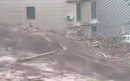 VIDEO: Sạt lở đất kinh hoàng ở Trung Quốc, cả ngôi nhà bị dòng nước đánh sập