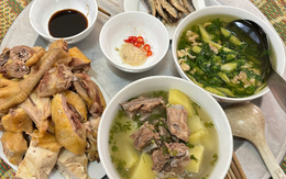 Vì sao không nên gắp thẳng thức ăn từ đĩa đưa vào miệng?