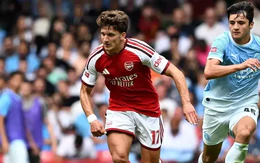 Tzolis san bằng kỷ lục của Beckham trong ngày Arsenal hạ Man City