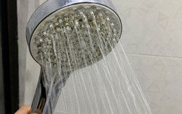 Vì sao nhiều nhà mở vòi sen hết cỡ mà nước vẫn chảy yếu? Thợ sửa chữa chỉ ra 1 nguyên nhân phổ biến