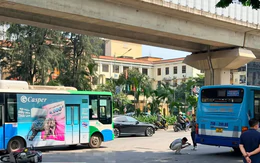Hà Nội: Xe buýt va chạm xe máy, một cháu bé tử vong