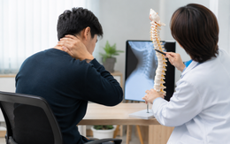 Cúi đầu lướt điện thoại 7 tiếng/ngày, nam thanh niên mất tự tin vì 'cổ rùa'