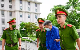 Cảnh sát dẫn giải cựu Thứ trưởng Nguyễn Bá Hoan và đồng phạm đến tòa
