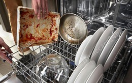 Vì sao máy rửa bát chạy xong mà bát đĩa vẫn bẩn? Thợ sửa chữa chỉ ra 1 nguyên nhân nhiều người bỏ qua