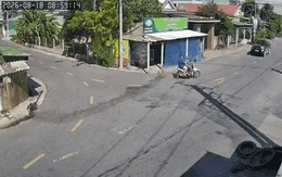 Khoảnh khắc 2 người đi xe máy bị ô tô bán tải tông văng ở ngã tư đường