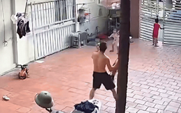 Clip: Téc nước khổng lồ rơi thẳng từ nhà hàng xóm đang xây xuống sân, 2 trẻ nhỏ đang chơi cùng bố suýt gặp nạn