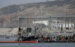 67 người thiệt mạng sau làn sóng di cư vào Ceuta, Tây Ban Nha dựng rào chắn nổi
