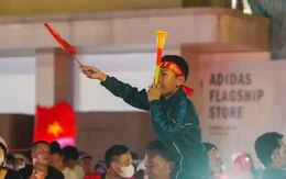Dòng người xuống phố mừng tuyển Việt Nam vào chung kết gặp Thái Lan