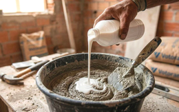 Lý do thợ xây thêm 'chất lỏng trắng' vào xi măng: Bí quyết chỉ người trong nghề mới thành thạo