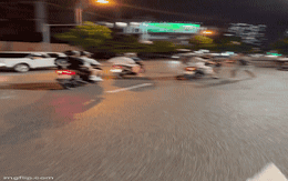 Người đàn ông hành hung thanh niên chạy xe máy trên phố Hà Nội, thách thức "quay thoải mái"