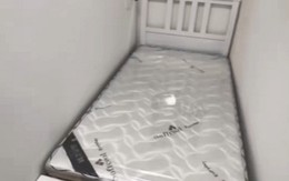 Toát mồ hôi với loạt phòng trọ "siêu rẻ" ở Hà Nội: Gầm cầu thang được "tái chế" thành phòng, điều hòa treo ngay trên đầu!