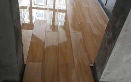 Sau hơn một năm sống cùng gạch giả gỗ, tôi mới hiểu vì sao nhiều người lát xong lại muốn thay: Đẹp trên ảnh nhưng có 8 điểm phải cân nhắc