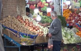 Lạm phát tại Iran vượt 100% ở nhiều khu vực, người dân chật vật mua nhu yếu phẩm