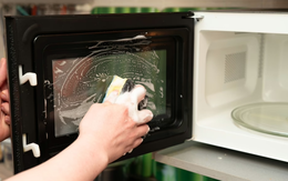 Lò vi sóng sạch như mới khi được vệ sinh bằng 2 thứ có sẵn trong bếp - không cần kỳ cọ vất vả
