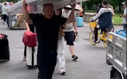 Vì sao nhiều người ước ao được như ông bố trong bức ảnh này?