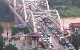 Ô tô xếp hàng dài trên cầu để tránh lũ ở Thái Nguyên: Rút kinh nghiệm năm ngoái sửa xe hết 100 triệu đồng