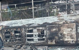 Xe khách cháy trơ khung trên quốc lộ 1 lúc rạng sáng, gần 40 người thoát nạn