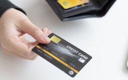 Vì sao nhiều người thường xuyên dùng thẻ tín dụng dù lãi suất có thể gần 50%/năm?