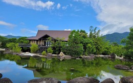 Trước nhà trong hang, ông Đặng Lê Nguyên Vũ từng ở ngôi nhà cổ trên đồi: Bức ảnh hiếm hoi được hé lộ