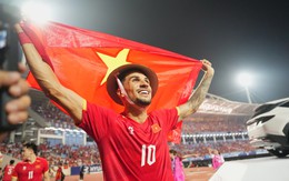 Hoàng Hên đội mũ cối, khoác cờ Việt Nam ăn mừng: "Chúng tôi đã vô địch, món quà này xin dành tặng CĐV Việt Nam"