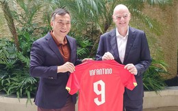 VFF tặng Chủ tịch FIFA áo đấu tuyển Việt Nam in số Đình Bắc