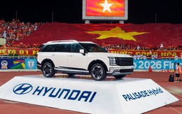 Chiếc xe cùng với Lê Công Vinh rước cúp vô địch ASEAN Cup 2026 vào sân Mỹ Đình