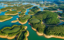 Hồ nhân tạo lớn nhất Việt Nam 23.400ha, sở hữu 1.300 đảo, chứa tới 3,9 tỷ m3 nước tạo nên phong cảnh “sơn thủy hữu tình” ví như “Hạ Long trên núi” được Sun Group nhắm tới