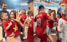 Con trai Quang Hải - Chu Thanh Huyền thành “hot kid” quyền lực nhất sân Mỹ Đình: Được Đình Bắc cưng nựng, Hòa Minzy bế trên tay cùng nhún nhảy cực yêu